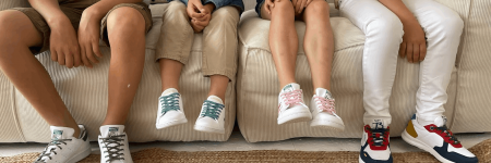 Lacets Gorilla Tribes, Enfants assis avec leurs lacets Gorilla