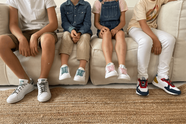 Lacets Gorilla Tribes, Enfants assis avec leurs lacets Gorilla