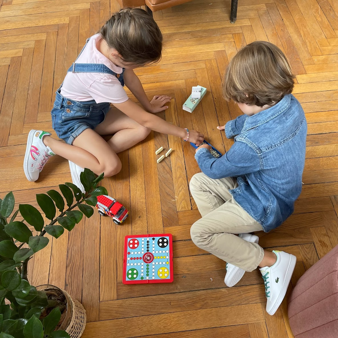Enfants qui jouent, lacets Gorilla