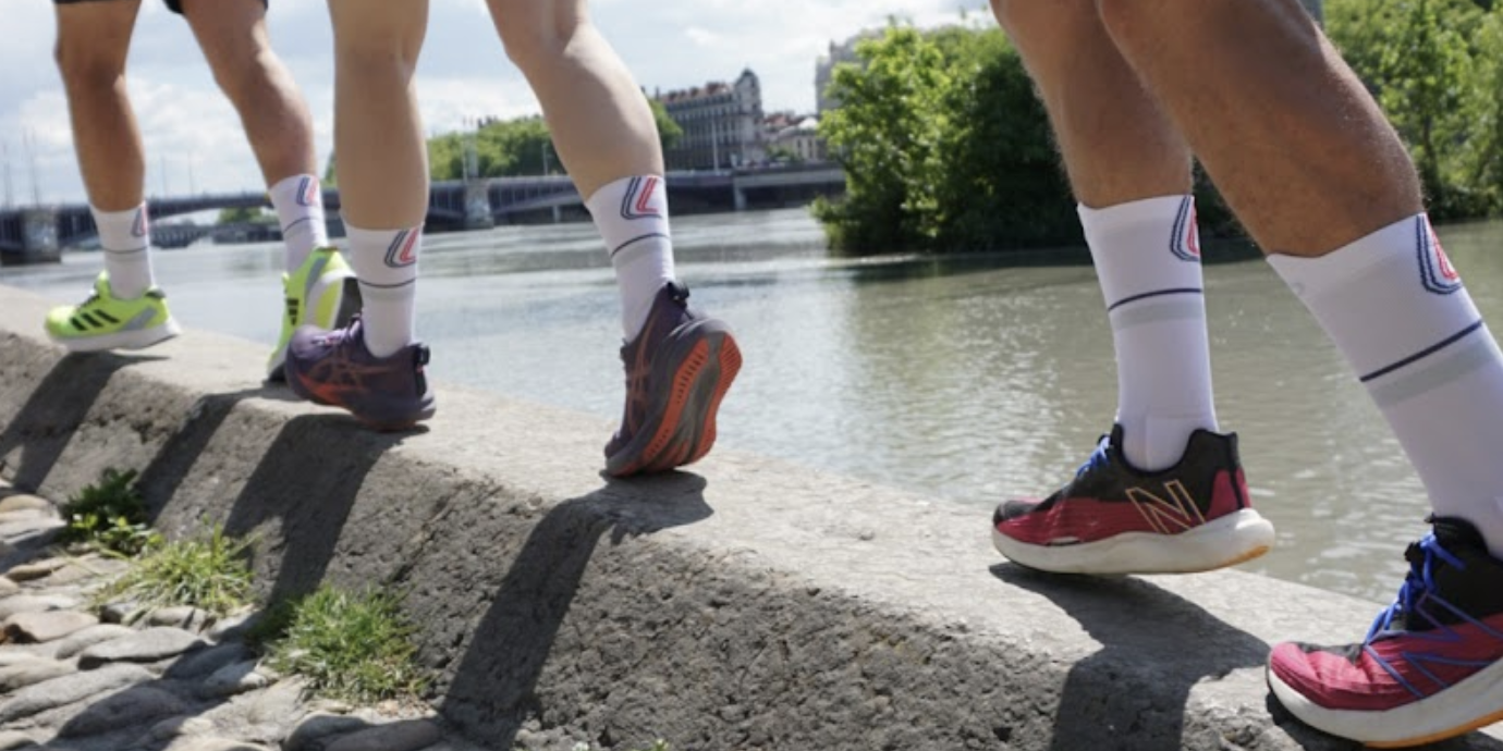 chaussettes gorilla x triloop qui courent